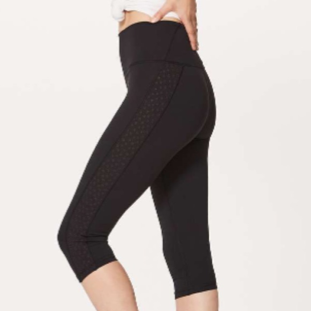 Lululemon Black Cropped Legging | Size 6, 17” Inseam EUC